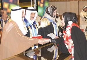 صاحب السمو الامير مكرما احدى الخريجات