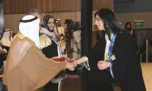 وسمو الامير مصافحا احدى الخريجات
