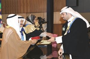 صاحب السمو مهنئا احد الخريجين
