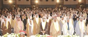صاحب السمو الامير الشيخ صباح الاحمد وسمو ولي العهد الشيخ نواف الاحمد وجاسم الخرافي والشيخ فيصل السعود والشيخ جابر العبدالله وسمو الشيخ ناصر المحمد في مقدمة الحضور