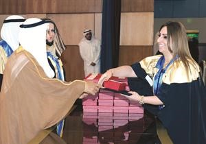 صاحب السمو الامير خلال تكريم احدى الخريجات

