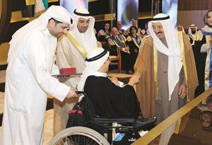 صاحب السمو الامير خلال تكريم احد الخريجين