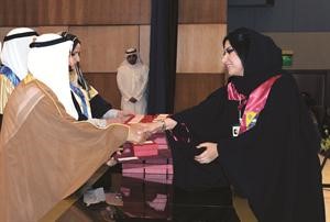 صاحب السمو مكرما احدى الخريجات
