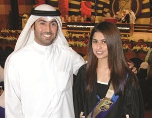 احدى الخريجات مع احد اقربائها