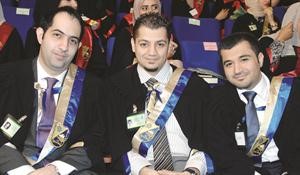 خريجان يحتفلان بالتخرج
