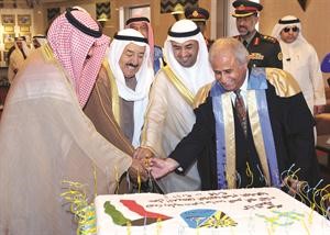 صاحب السمو الامير الشيخ صباح الاحمد وسمو ولي العهد الشيخ نواف الاحمد ودنايف الحجرف ودعبداللطيف البدر خلال قطع كعكة الحفل