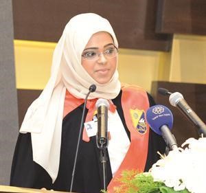 الطالبة دلال الكنيمشتلقي كلمة الخريجين