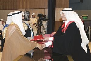 صاحب السمو مكرما احد الخريجين
