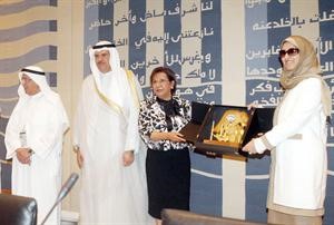 الشيخ سلمان الحمود والشيخة عايدة سالم العلي خلال تكريم دموضي الحمود
