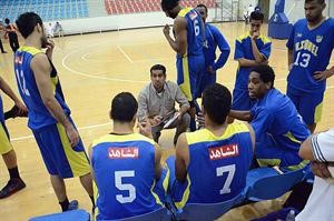 لاعبو الساحل يستمعون الى توجيهات المدرب في اللحظات القاتلة	عادل يعقوب﻿
