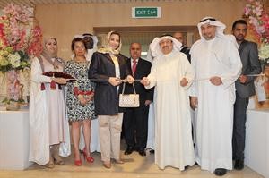 ذكرى الرشيدي وعبدالرسول سلمان خلال افتتاح المعرض اسامة ابوعطية
