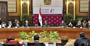 الرئيس دمرسي متحدثا خلال مؤتمر حقوق المراة امس الاول اب 