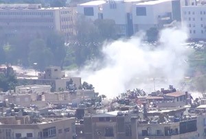 صورة يثها ناشطون لاعمدة دخان قالوا انها نتيجة قصف الجيش الحر لقيادة الاركان