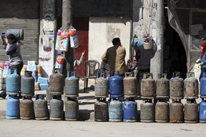 اسطوانات الغاز للبيع في حلب بسورية 	رويترز﻿