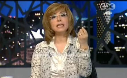 بالفيديو.. لميس الحديدى تشهر مطواة على الهواء 