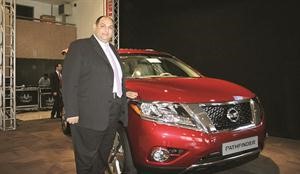 محمد شلبي بجوار السيارة الجديدة﻿