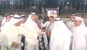  حمد المرزوق يكرم الابطال في المهرجان﻿