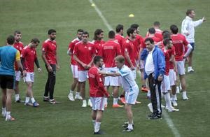 المدرب الالماني ثيو بوكير فشل في اجتياز مهمة اوزباكستان القوية﻿