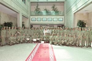 الشيخ مشعل الاحمد متوسطا الطلبة الضباط في الدفعة 40 بكلية علي صباح السالم العسكرية﻿
