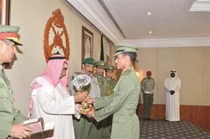 الشيخ مشعل الاحمد مكرما احد الخريجين﻿