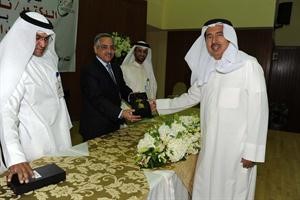 دعبدالرزاق النفيسي مكرما دحمود المضف بحضور ممحمد الهاجري﻿