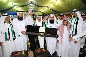 الشيخ سلطان بن حثلين يتلقى اهداء من نادر خميس بن دقلة بحضور خالد السلطان وصيفي الصيفي﻿
