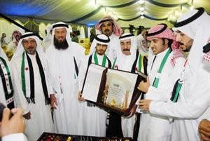 درع تذكارية من طلبة التطبيقي الى سلطان بن حثلين﻿