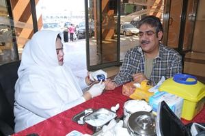 فحص السكر لاحد الحضور﻿