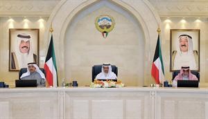 سمو رئيس الوزراء الشيخ جابر المبارك مترئسا جلسة امس ويبدو الشيخ احمد الحمود والشيخ احمد الخالد﻿