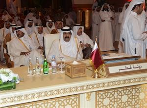 الشيخ حمد بن خليفة مترئسا وفد قطر﻿