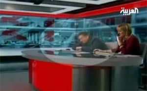 بالفيديو .. مذيع الأخبار نائم على الهواء مباشرة 