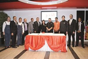 اسرة زون مع عدد من المكرمين
