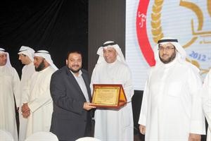 منصور التنيب يكرم احد المعلمين ﻿
