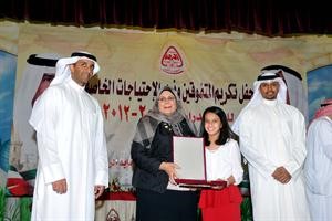 منيرة الفضلي وعبدالعزيز السمحان يكرمان احدى المتفوقات متين غوزال
