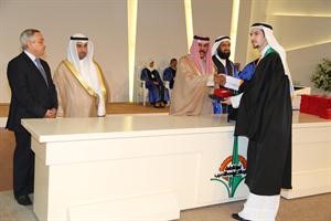 تكريم احد الخريجين﻿