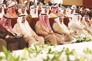 سمو ولي العهد الشيخ نواف الاحمد وجاسم الخرافي والشيخ فيصل السعود وسمو الشيخ ناصر المحمد والشيخ مشعل الاحمد في مقدمة الحضور﻿