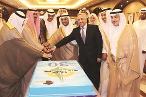 سمو ولي العهد الشيخ نواف الاحمد ودنايف الحجرف ودعبدالرزاق النفيسي مع بعض الحضور خلال قطع كعكة الاحتفال﻿