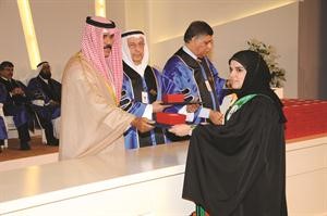 سمو ولي العهد الشيخ نواف الاحمد مكرما احدى الخريجات﻿