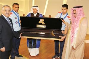 دعبدالرزاق النفيسي يسلم هدية تذكارية الى سمو ولي العهد﻿