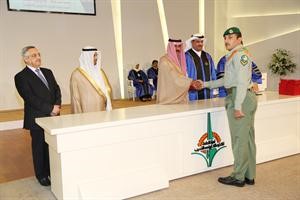 سمو ولي العهد مكرما احد الخريجين﻿
