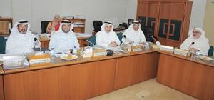 خليل الصالح وفيصل الكندري واحمد لاري وديوسف الزلزلة وناصر المري خلال اجتماع اللجنة المالية البرلمانية امس﻿