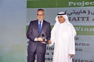 ستيفانو ساكوني من شركة Q8- ايطاليا اثناء تسلمه الجائزة﻿