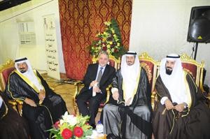 السفير العراقي متوسطا الحضور﻿