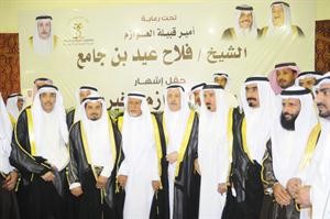 بن جامع متوسطا الحضور من وجهاء قبيلة العوازم والقبائل الاخرى﻿