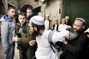 اشتباكات بين مستوطينين وفلسطينيين على ابواب الاقصى امس 	افپ﻿