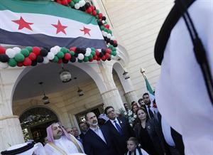 رئيس الحكومة الانتقالية غسان هيتو والشيخ معاذ الخطيب وشخصيات سورية وقطرية خلال تسلم السفارة السورية في الدوحة افپ