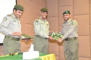 تكريم احد الخريجين﻿