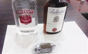 الخمور والمخدرات المضبوطة مع الوافد في المطار ﻿