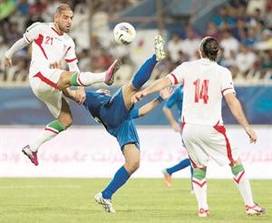 طلال نايف يبعد الكرة من امام لاعب وسط ايران سيد اشكان	 الازرق كوم﻿