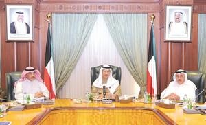 سمو رئيس الوزراء الشيخ جابر المبارك مترئسا اجتماع الاعلى للبترول ويبدو مصطفى الشمالي والشيخ صباح الخالد
